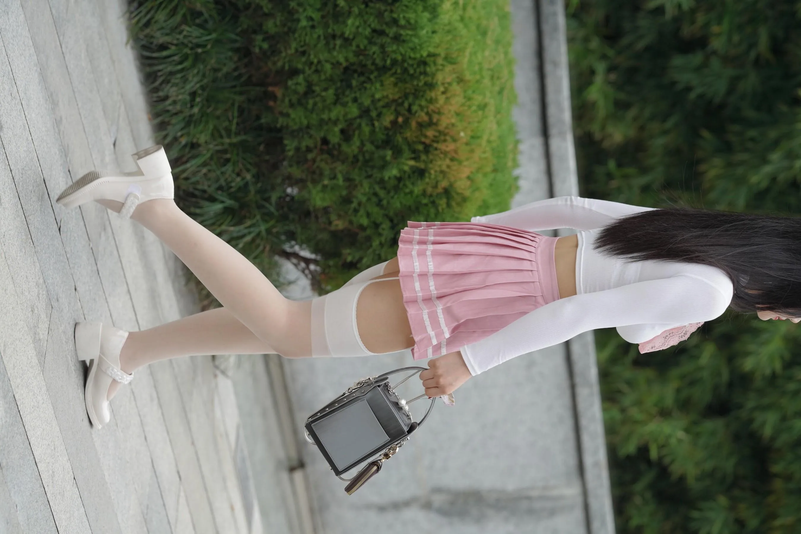 魔镜街拍 NO.161 街拍白丝吊带袜美女 [109P]插图1